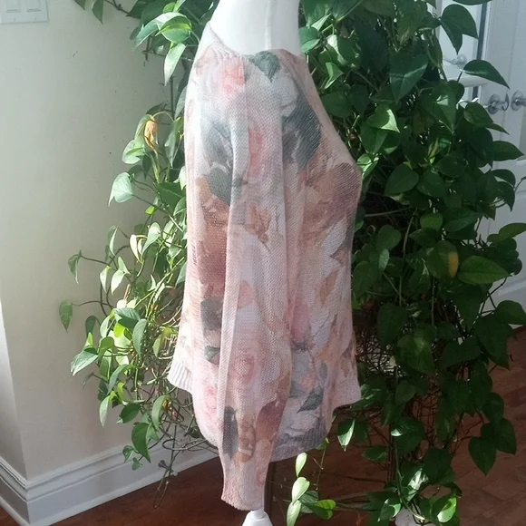 Chic Rose Patterned Sweater - Picture 4 of 14